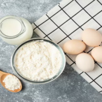 cuenco-harina-huevos-leche-sobre-superficie-marmol_114579-31414 (1)