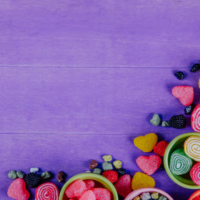 vista-superior-copia-espacio-mermelada-multicolor-piedras-chocolate-platillos-mermelada-sobre-fondo-morado_141793-11725 (1)